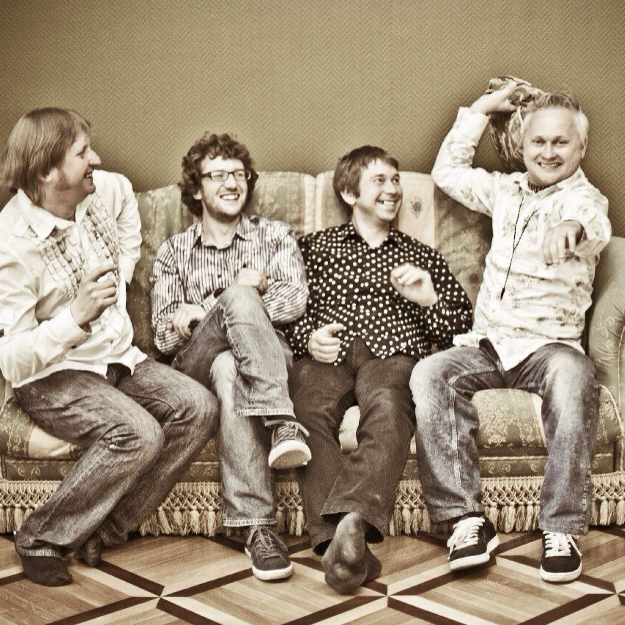 One of the few bands in Russia which plays music at the turn of British big-beat (British Invasion) and American garage rock (American Answer) of the Sixties.