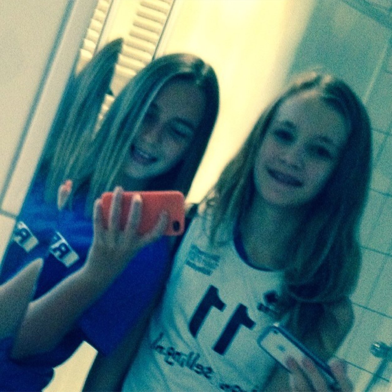 Dit is het twitter account van Marit & Fleur ✨ hier in zetten we blunders , teksten & foto's, van wat wij meemaken!