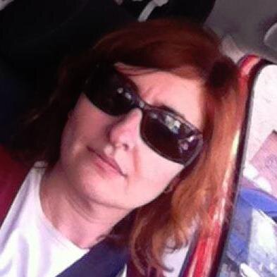 Con los ojos muy abiertos. No quiero perderme nada de nada ni pasar de puntillas por la vida.
