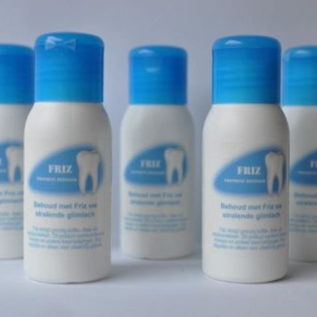 FrizProthese's profile picture. Friz prothese reiniger is een professioneel reinigingsproduct voor uitneembare tandheelkundige voorzieningen. Voorkom tandsteen, vlekken en krassen!