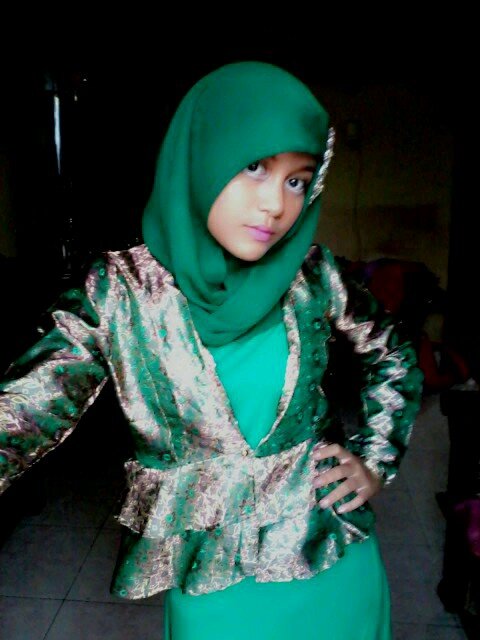 Tiaraleoni's profile picture. My Bday 21 mei{}~♥ayahmamak,family