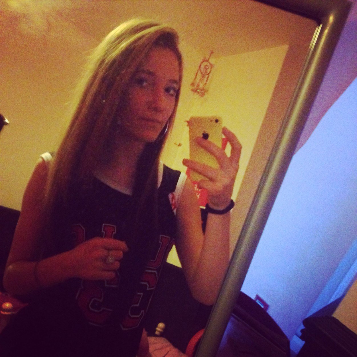 follow me I follow back:)Add me on bbm 2A673D56(y)
