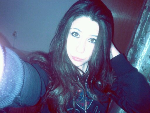 Morena,1'64 de altura,ni gorda,ni delgada,ojos pardos,pelo largo y a quien no le guste que no mire.~No vivo para complacer a nadie~.161013♡
