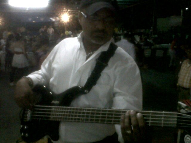 Me gusta la musica.. Gaitero de corazon..! Bajista y orgulloso de ser zuliano.. Y de paso. Mojanero y carmeliteño ..!!!! Ve que molleja....!