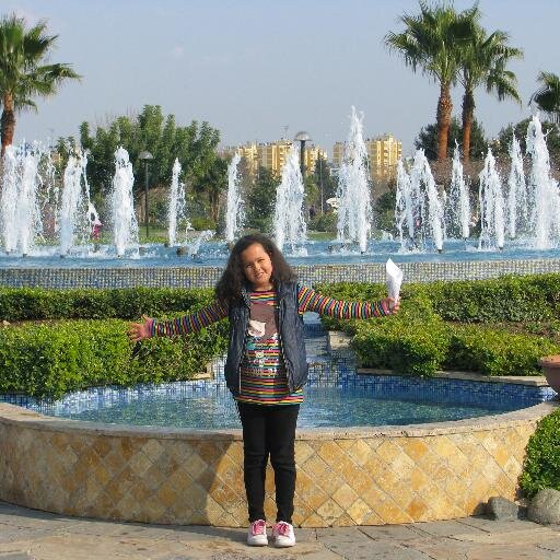 gözlerimi kapayıp onu düşünüyorum hayal ediyorum hayalimin yarısına varmadan gözlerimi açıyorum orada başka dünyadayım.......