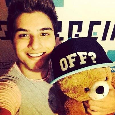 Fc Feito ao melhor cantor do mundo,Lucas Ferreira ♥♥♥
Por: Thay,Naty e Maah!