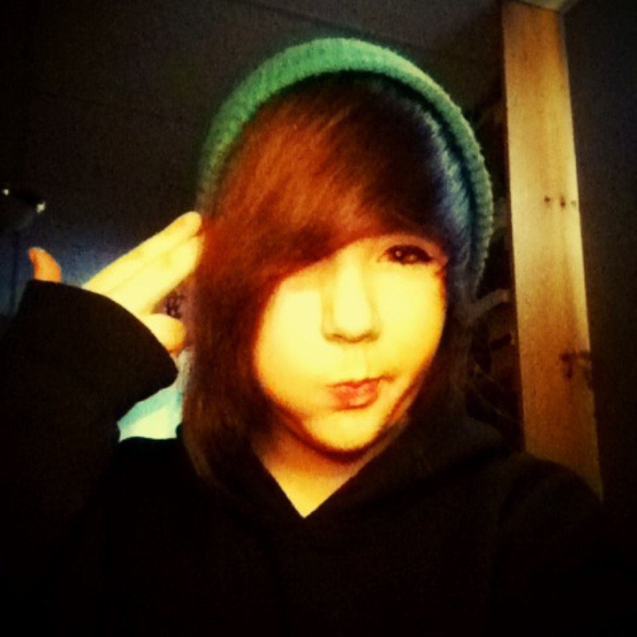 hello :3 I'm kuro, I am 14. 
こんいちわ :3 わたし わ くろ ですか。和tしの 十よn。

I'm currently trying to teach myself Japanese. 


Kik:shirachan or error1313