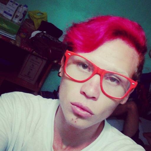 Cantante, actor, escrito, top model, bailarín es todo lo que me hubiese gustado ser pero solo soy un chico normal ¿Querés sumergirte a mi mundo?.