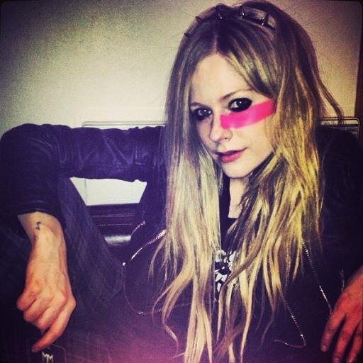 FC @avrillavigne there are no words to say how much I love you but for now I think love comes down I feel for you! by: @brunanoutch  desde 14/03/12