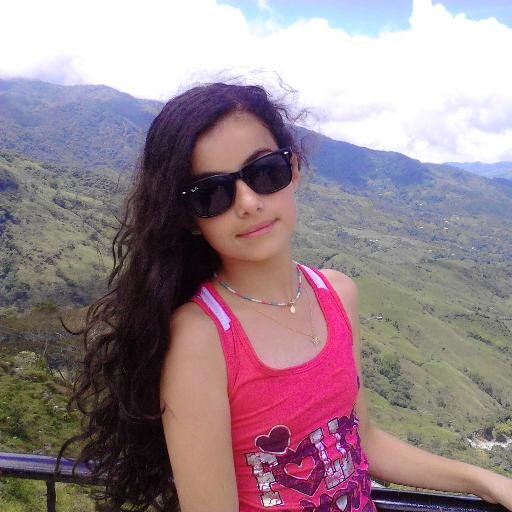 Estudiante,Amo a one direction 3 y me encanta cantar :D