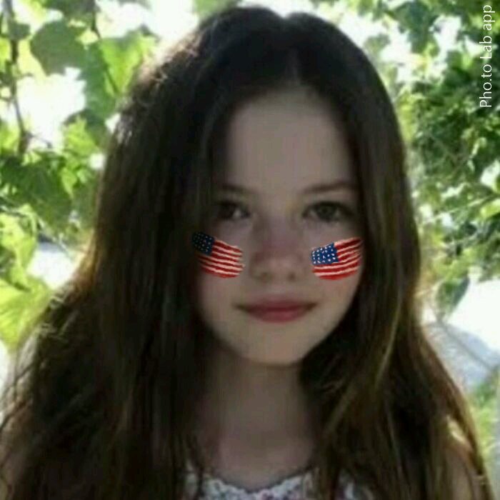 @MACKENZIEFOY→  IS A MODEL AND ACTRESS →SHE IS MY ☆IDIOL★ →SHE PLAYED RENESMEE CULLEN ON ♡TWILIGHT♥→MACKENZIE IS ONLINE ON ~TWITTER~