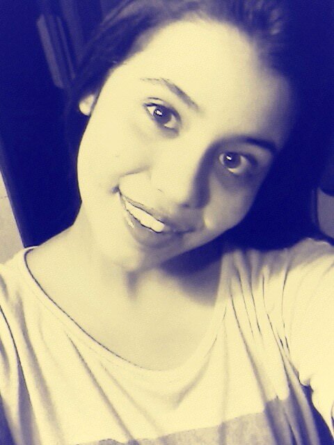 ALEGRE!! AVECES CANTANTE , Y CON UNA PASIOOOOOOON POR LA ACTUACION, Y EL SKATE ΔΔΔ BELIEBER FOREVER!!