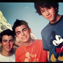 Who am I?
I am a Jonatica of thirteen who loves the Jonas Brothers with all my heart ♥
Te espero Viña 2013
Sigueme (=