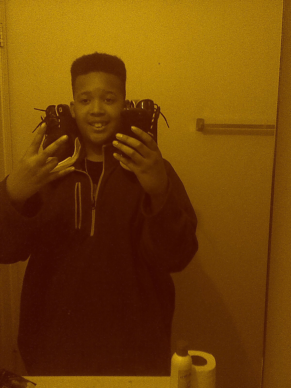 im in the 10 grade i have 2sisters and im the realist dude u will ever know