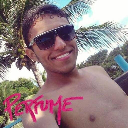 O meniiino q é conheciido por louco,,Q louco nada é so meu charme pra conquiistar as pessoas...Huuuum!!  http://t.co/IAFArn3dMP