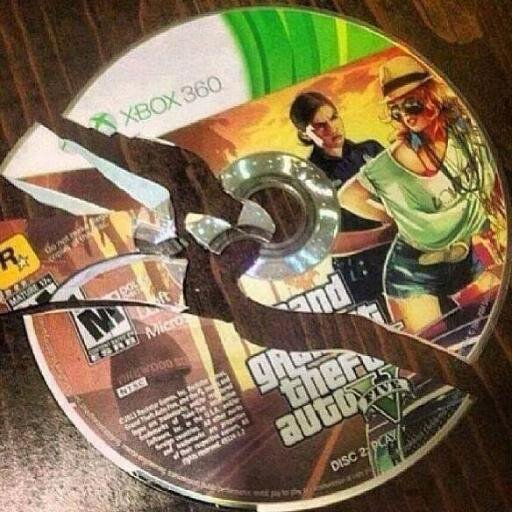 Amo videogames, futebol, pizza,praia e estar com a familia