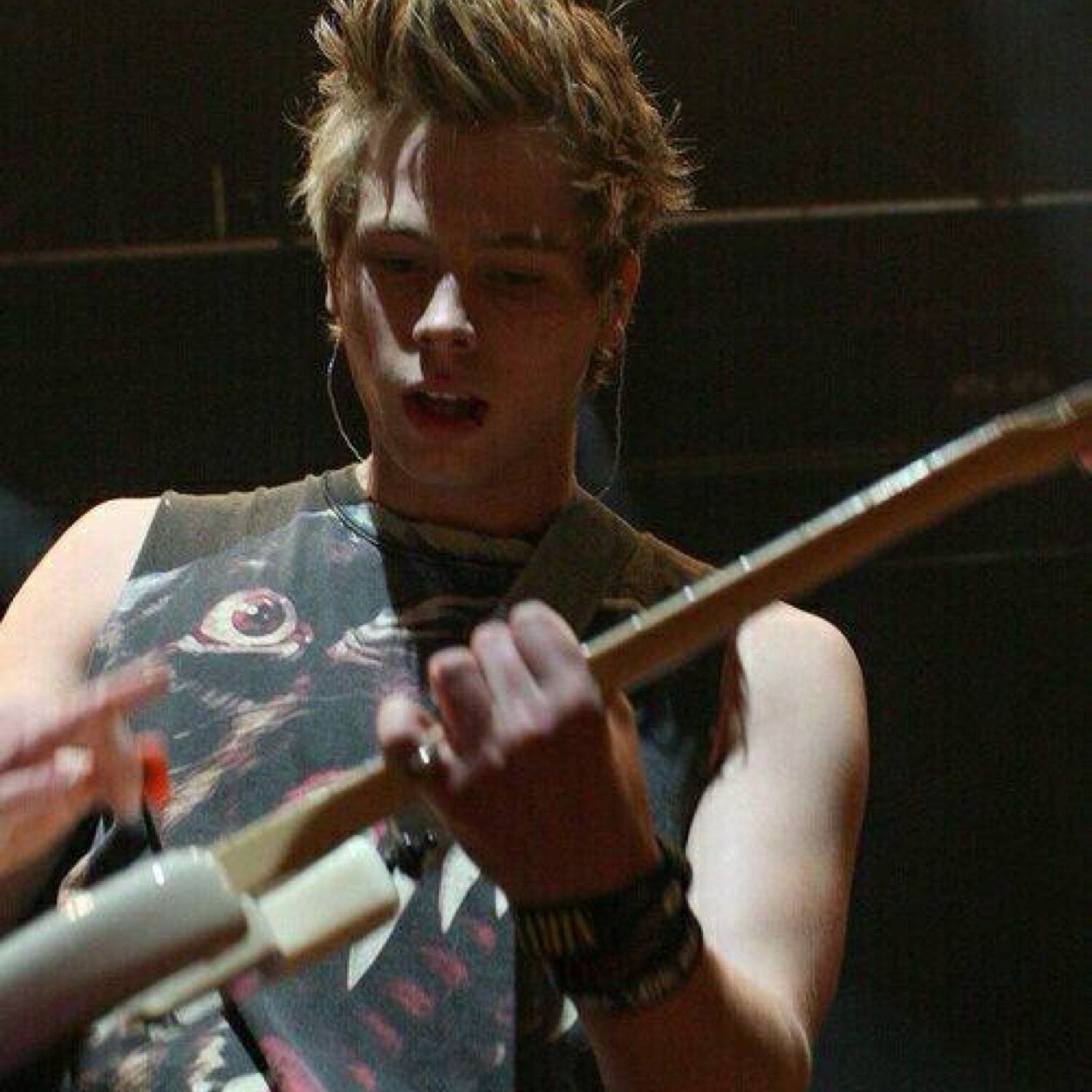 FuckmeCliffordx's profile picture. Follow @5SOSJuicyCocks & ill dm you to 5/4+liam just ask xx