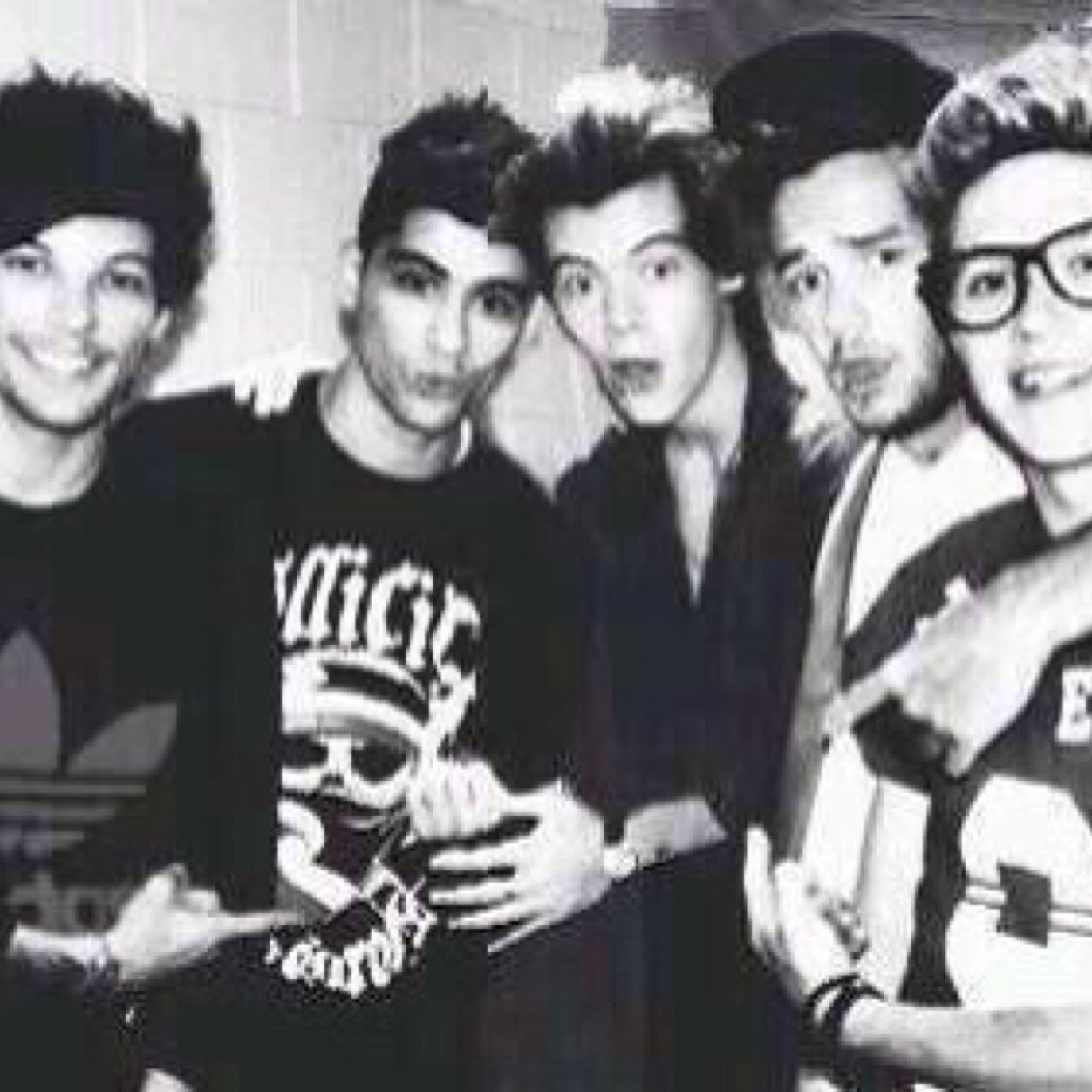 Follow @sassafraszouis please x