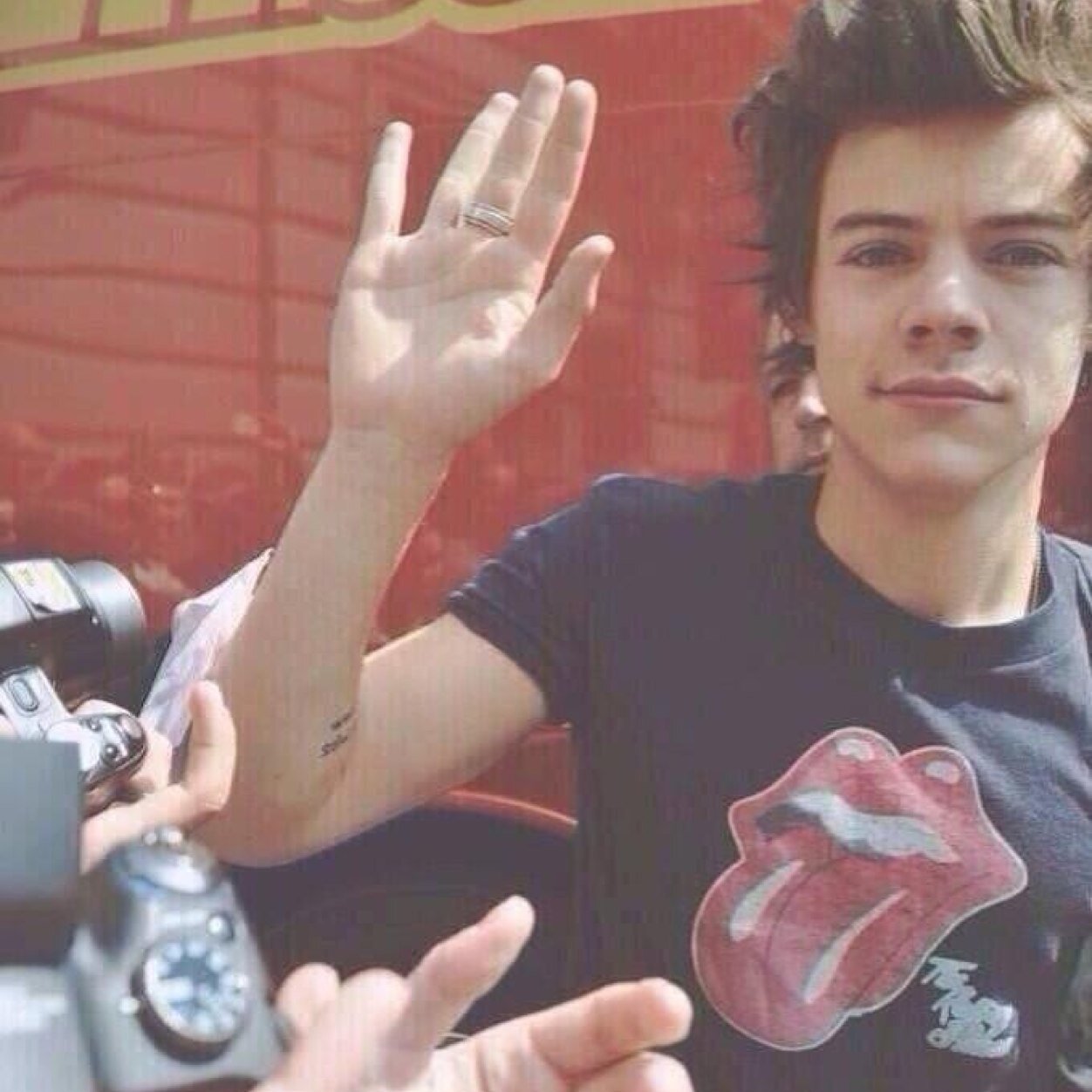 dont follow me, follow @xhvrrystyles because she gave you a free follow :)