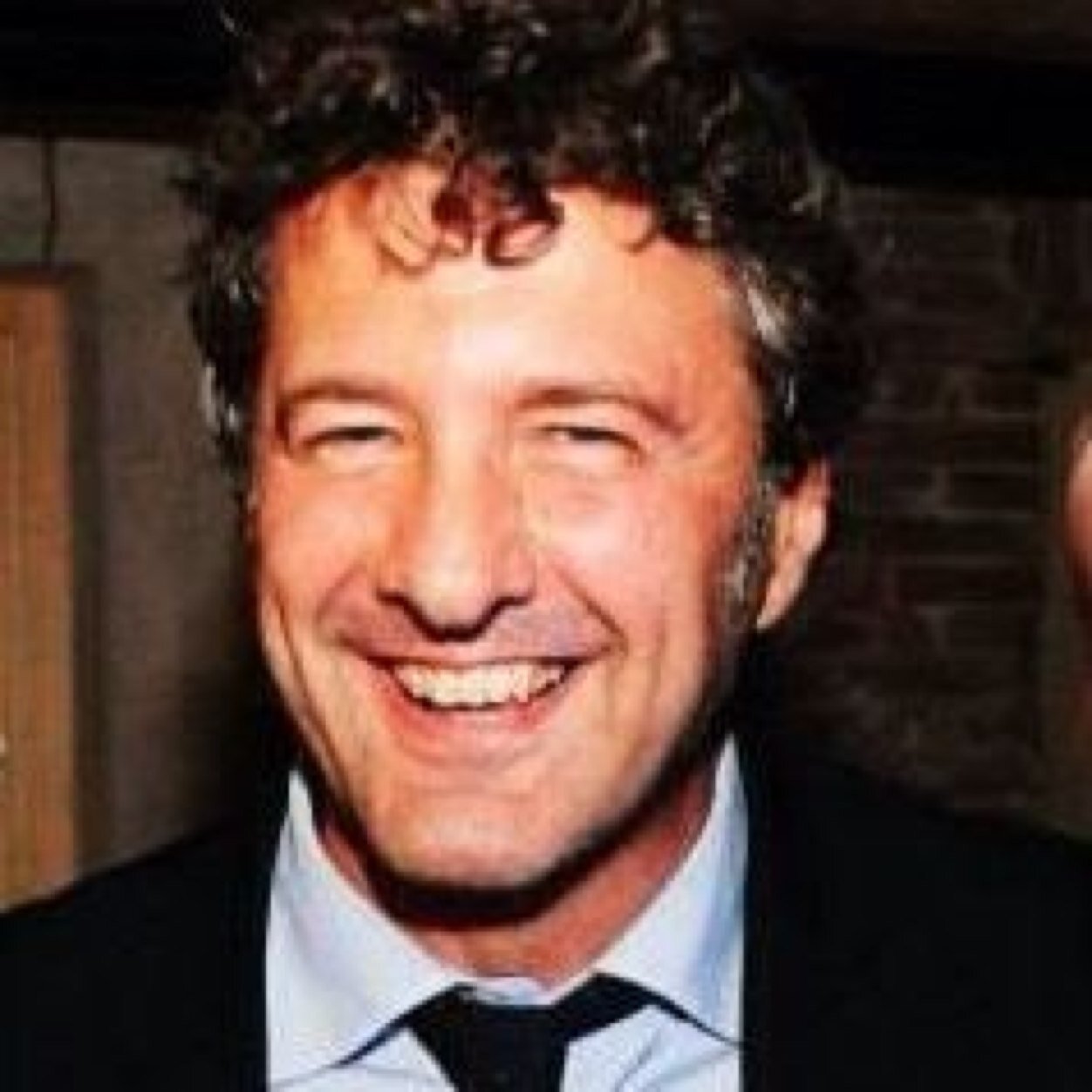 Non esistono le favole e gli eroi. C'è la determinazione di persone semplici che non si arrendono mai. (Fabio Volo)
