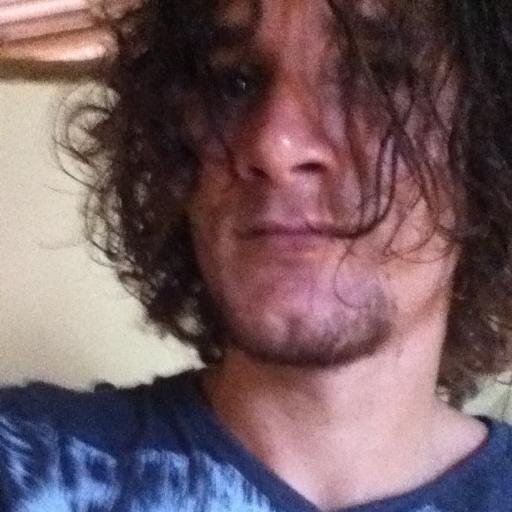 Formado em Recursos Humanos, Locutor e diretor de operações na Radio Templo do Rock.