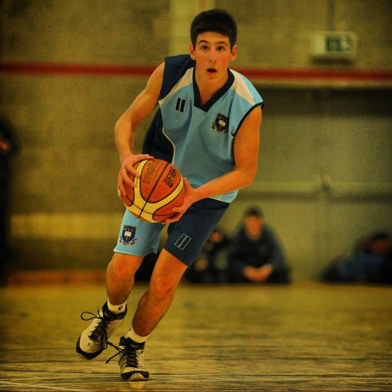 juliogp98's profile picture. Vivo en un monologo continuo desde el 98, BALONCESTO, SURF, MUSICA, amigos que la vida te regala(IRL), @PabloEspinM, Harry Potter, regalando abrazos...