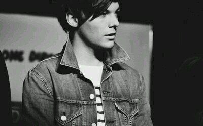 Im a HUGE Louis Tomlinson fan and I actually eat carrots every day XD So lets kick butt with our Carrot weapons *Takes out a Carrot*
