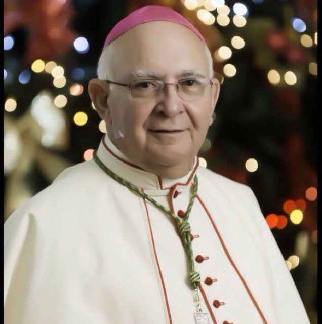 Obispo Emérito de La Vega, Primer Sacerdote Graduado de Paracaidista, Miembro de la Ac. de Historia e Instituto Duartiano, Maestro, Guía, Pastor de Corazón.