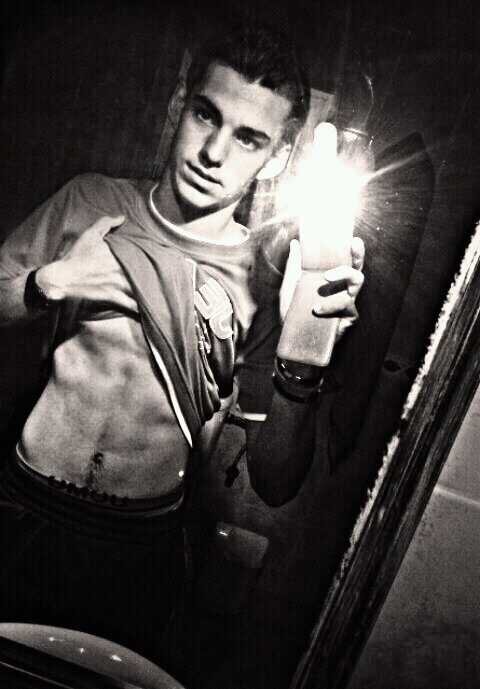 perovallejo15's profile picture. No soy una persona perfecta cometo errores por eso aprecio a la gente q se qedan conmigo despues de saber como soy