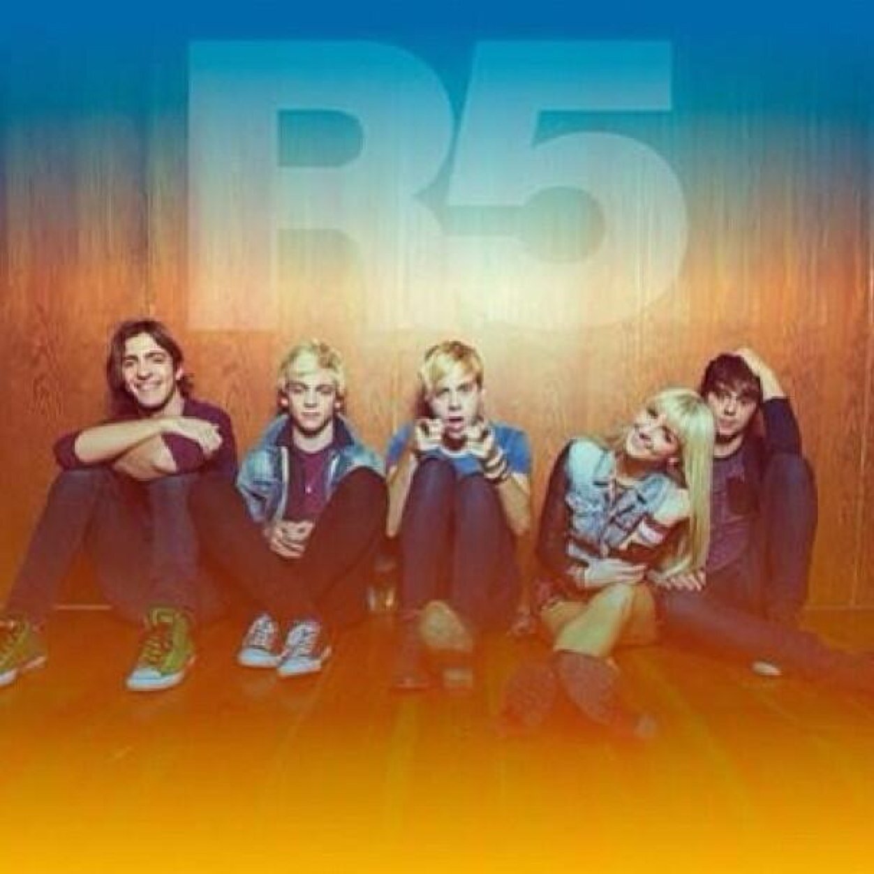 Love ross lynch he is the best love r5 to im a singer,dancer, and a actor if any one is wondering if u are hit me u at my vine at nana tiller so yeah ✌