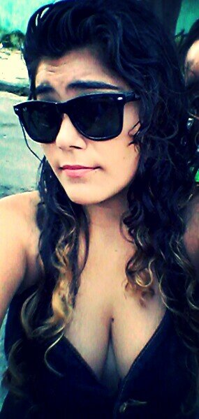 Elα é perfeitα, mαs tem inúmeros defeitos. Elα fαlα αlto, gritα, dá gαrgαlhαdαs, mas se fαz de tímidα. Elα é sαntα, mαs sabe provocαr ★