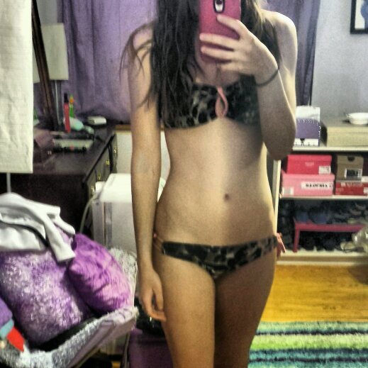 18 year old girl trying to get fit. HT: 5' 9 CW: 127  my goal is to finally love my body. Avi is me.  #FitFam