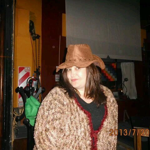 emisass's profile picture. debería haber nacido rubia, igual hago todos mis esfuerzos por parecerlo