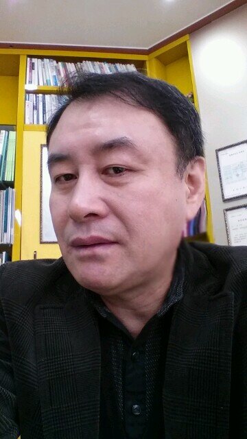평촌에서 상가, 오피스텔 전문 부동산 운영함. 막걸리 홍어 좋아하고 매일 주독을 헬쓰로 다스리는 중년남. 문학/역사/영화/심리학에 관심이 많은 평생 작가지망생.