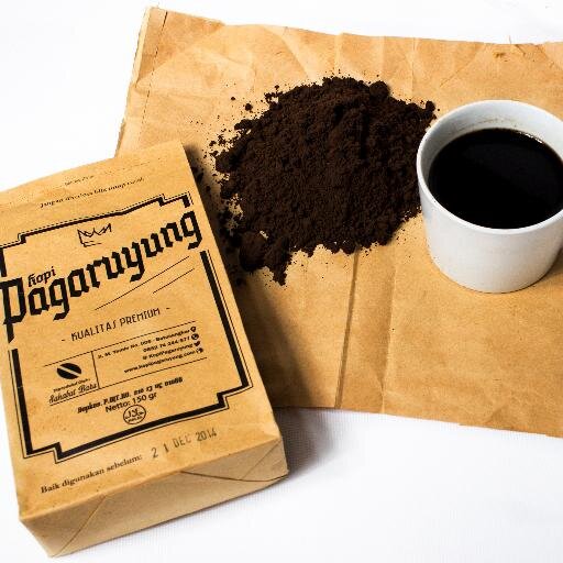 Kopi Pagaruyung adalah Kopi jenis Robusta (Coffe Canephora) yang diolah menjadi serbuk-serbuk kopi secara tradisional di sehingga memberikan rasa dan aroma kopi