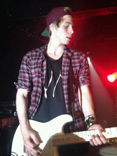 PLEASE FOLLOW @5secsofMukeness she follows back ILYSM XX ♡♡