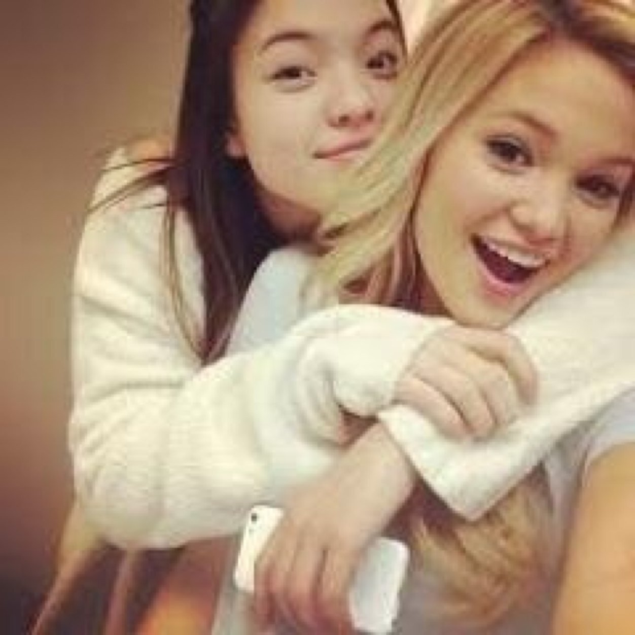 We are Olivians & Peeps @olivia_holt you maked my life @pipercurda you're awesume and sweet