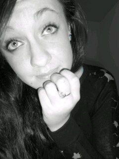 14 ans, 1m70, yeux bleu clair, cheveux bruns, anglaise.. Caline, euh rigolotte ^^ celibataiire voilaa