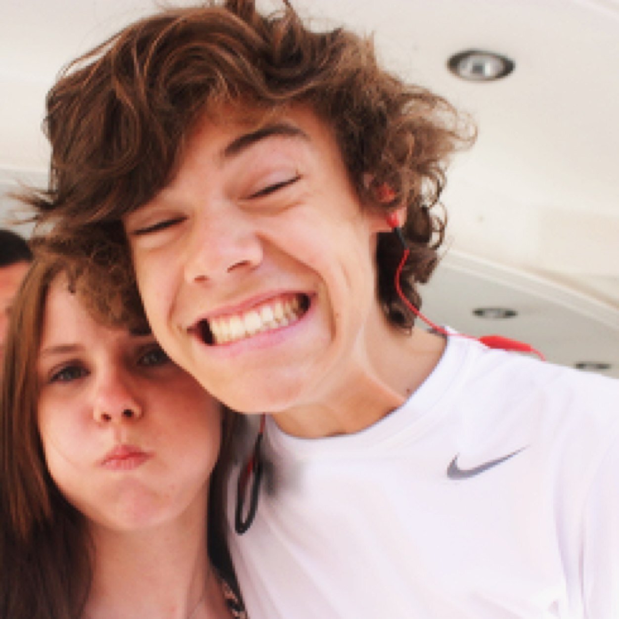 hey i gave you this free follow and it would be really nice if you followed my main account @niaIlfuck ily have a wonderful day!! :D x