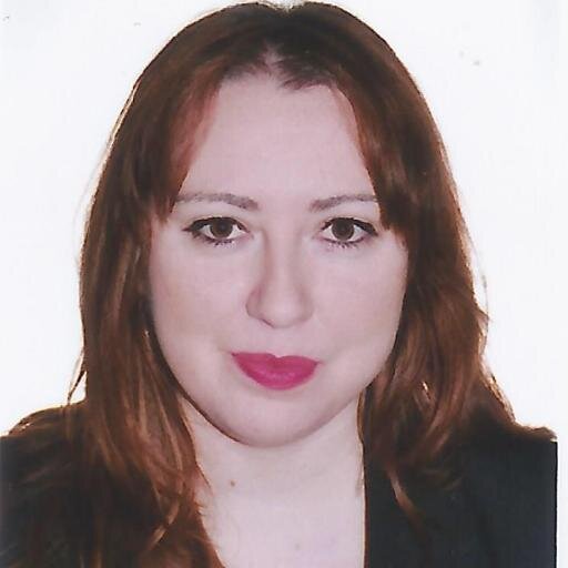 Secretaria de direccion. Divertida, cocinillas,amiga de sus amigos y muy directa.