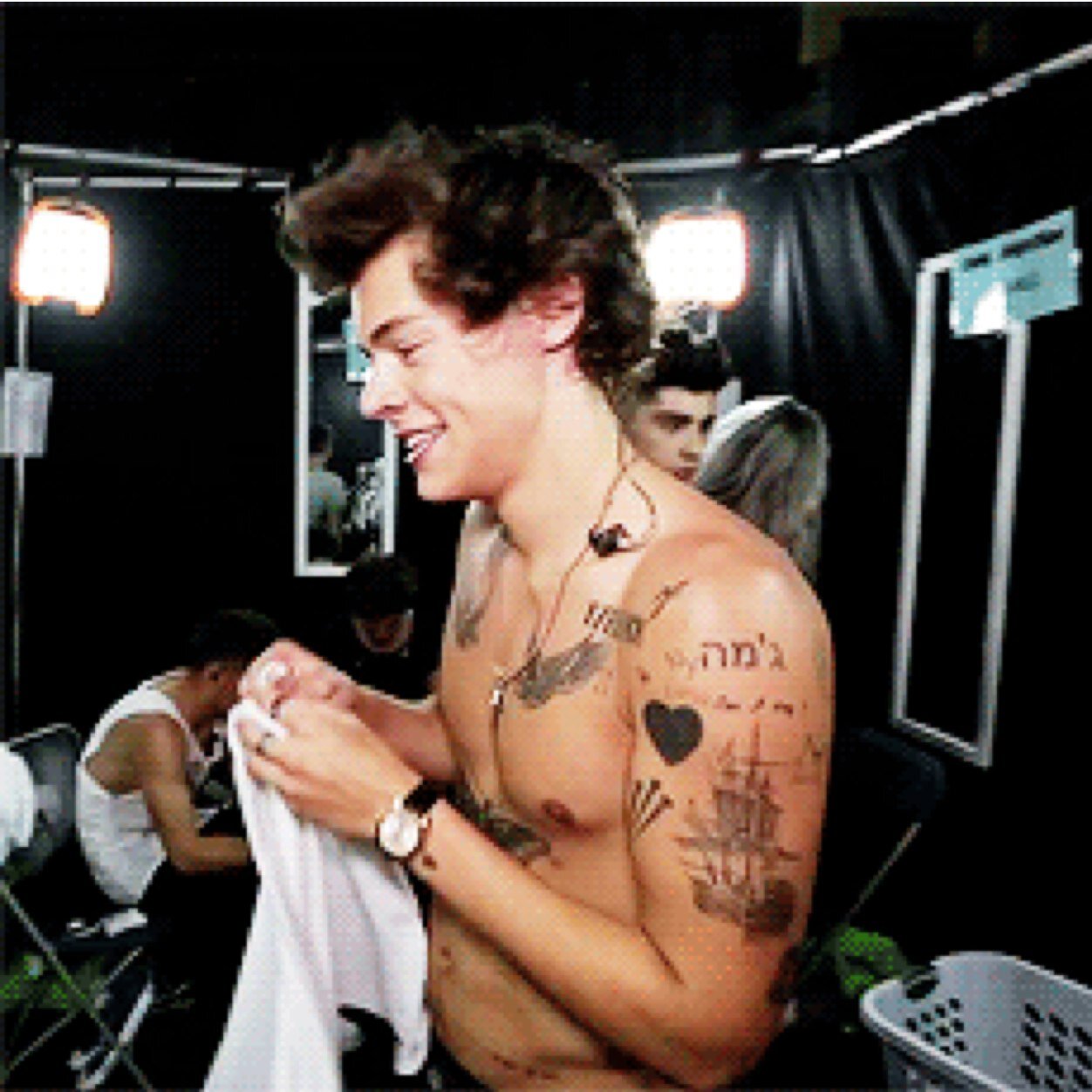 hey there beautiful I gave u a free follow and it would mean a lot if u could follow @smokeszarry in return (ask for a fb if u like) ilysm
