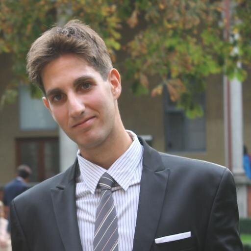 Laureato in Management, volontario AVIS