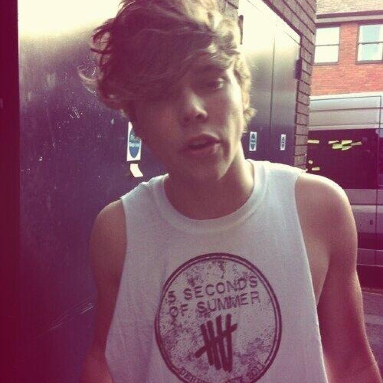 FOLLOW @lxrrydemons_ SHE GAVE YOU THIS FOLLOW