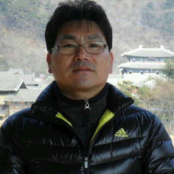 울산에서 직장생활을 하고 있는 50대이며 정의를 가장 좋아합니다.