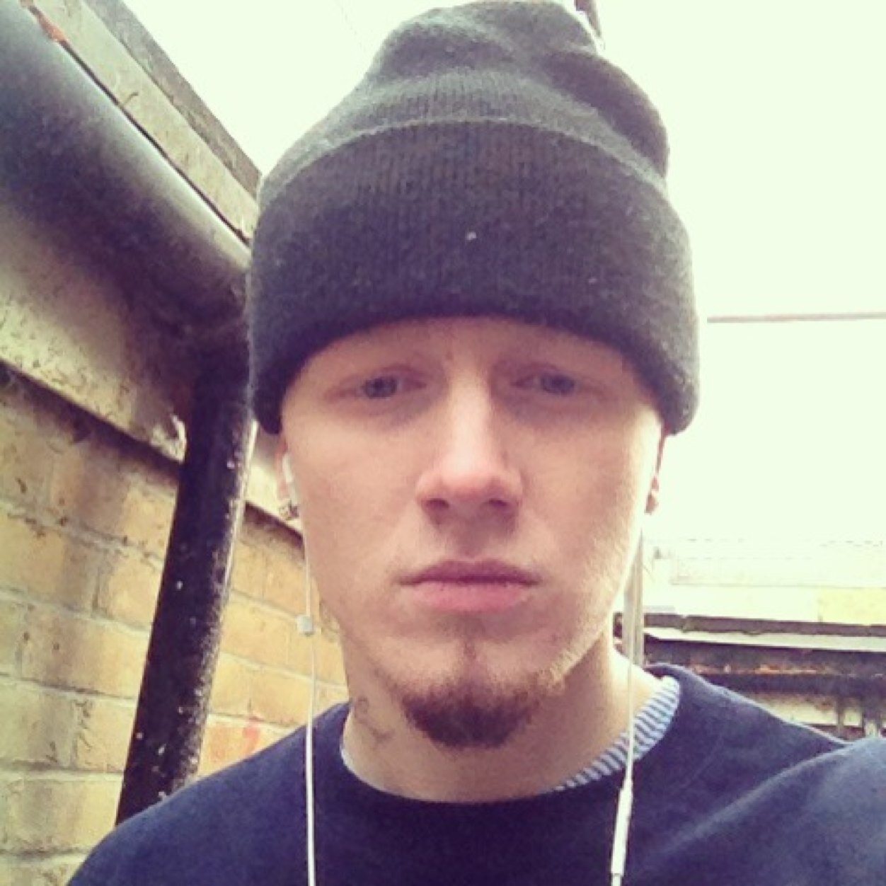 New to twitter so follow me and ill follow you back :)