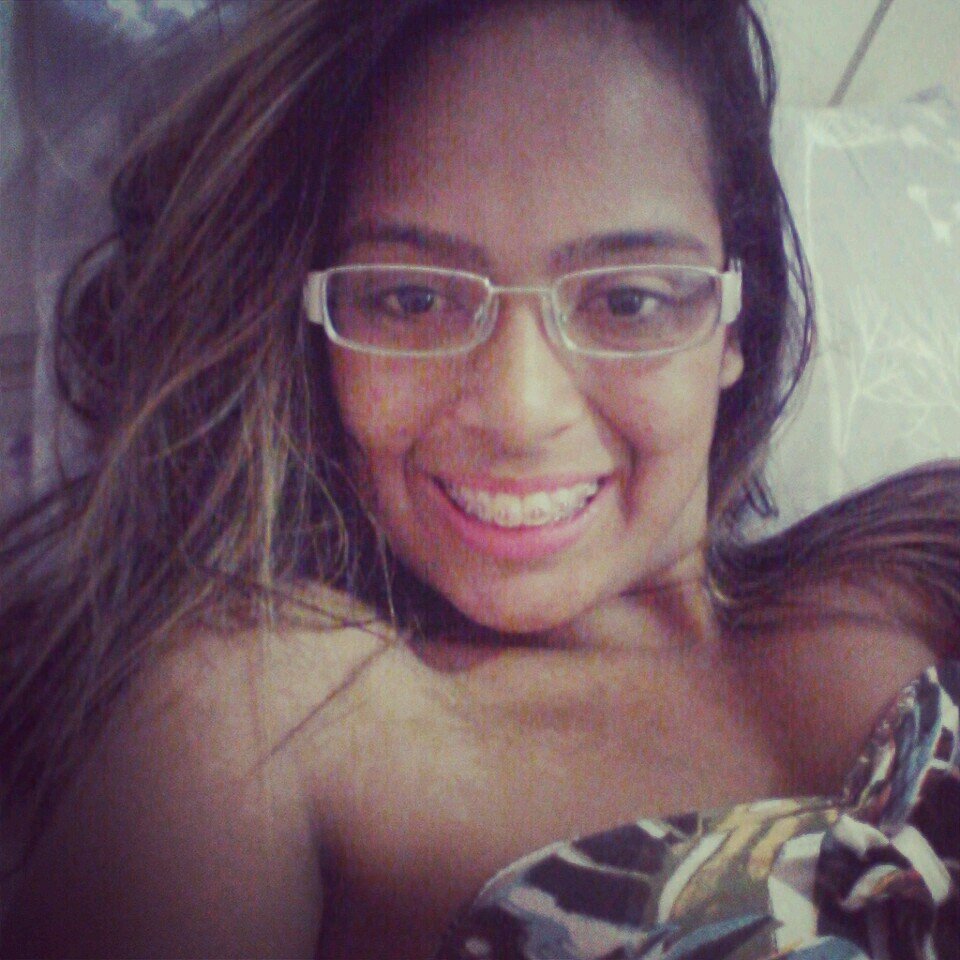 18 aninhos *-* mimada ,filhinha de mamae ,humilde legal ,engraçada ,feliz ,amo DEUS *-* minha mãe ,adoro ir pra igreja ! Jardim Penha ,  MUITO FELIZ ;p
