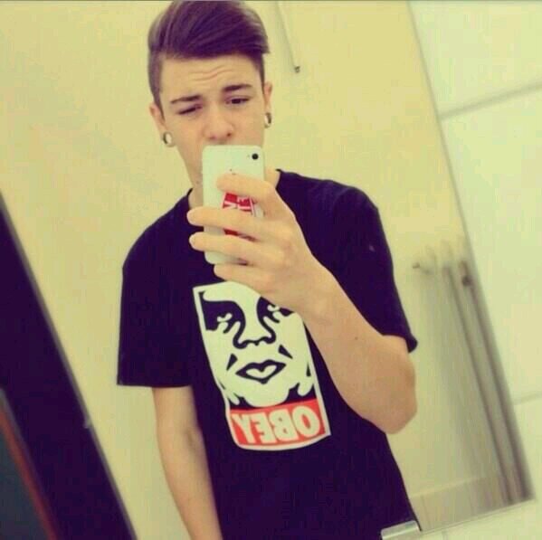 17. Un chico enamorado de tu sonrisa, es culpa tuya que me enamores.♥