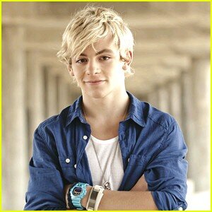 amo ross..gli one direction..e violetta e amo tutti :D