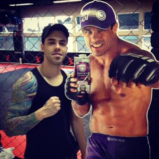 baterista, Hiperativo, mal humorado de metabolismo acelerado, Sao Paulino  autodidata, preguiçoso viciado em internet com o relogio biologico diferente do seu.