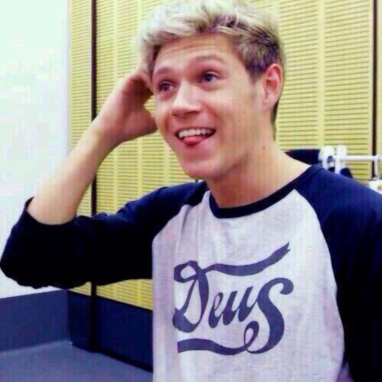FOLLOW @twerkteamnarry BC ILYSM. YOU R SO SPECIAL. I FOLLOW BACK TOO (: